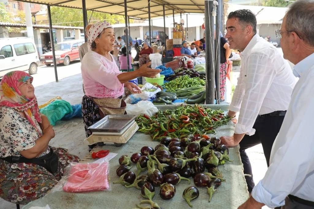 Koçarlı Belediye Başkanı Özgür Arıcı, İlçe Pazarını Ziyaret Etti