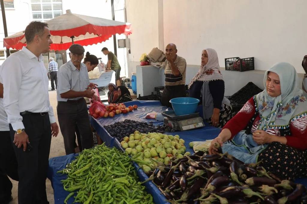 Koçarlı Belediye Başkanı Özgür Arıcı, Bıyıklı Mahallesi Pazarını Ziyaret Etti