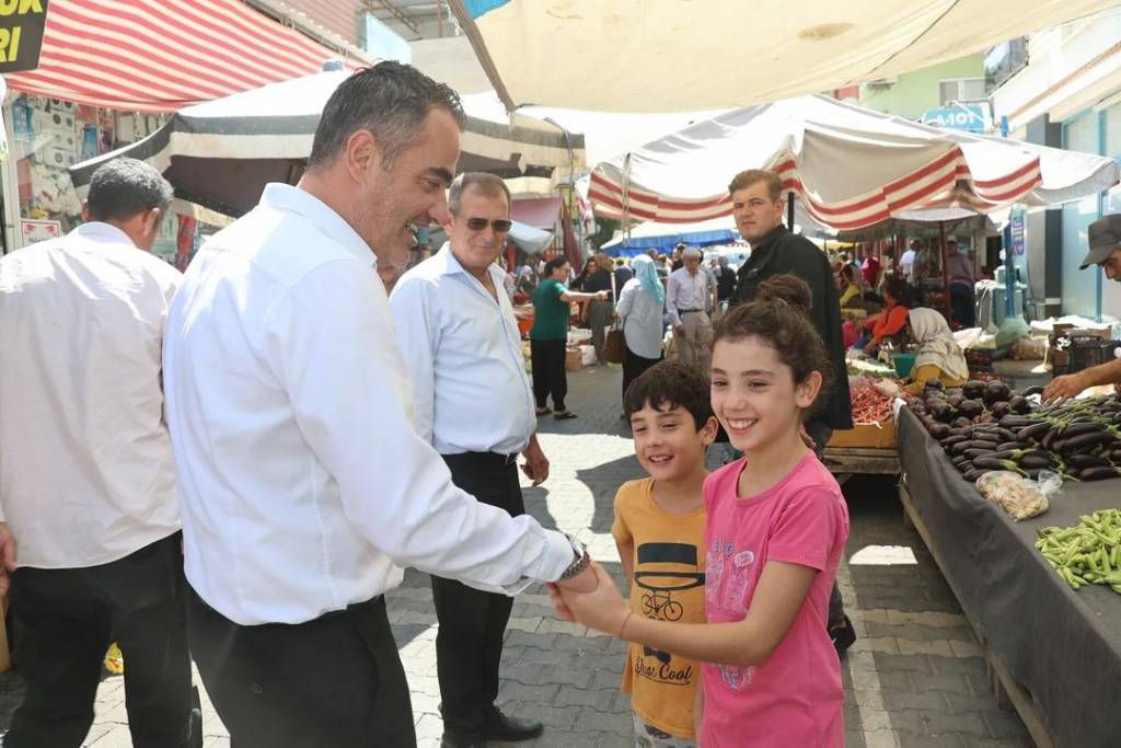 Koçarlı Belediye Başkanı Özgür Arıcı, İlçe Pazarını Ziyaret Etti