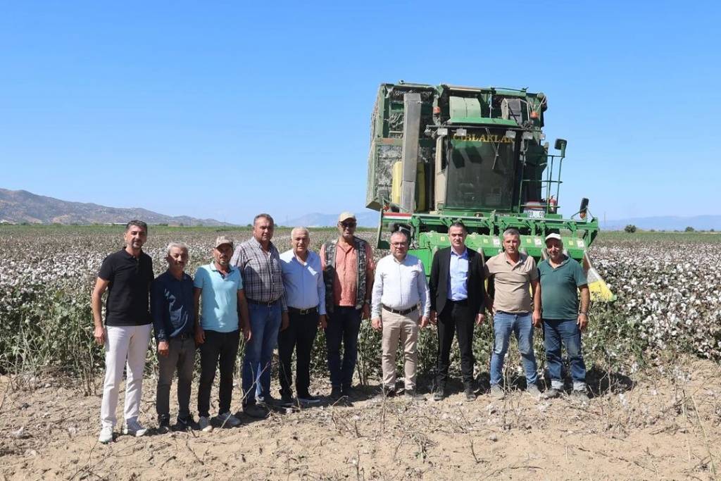 Koçarlı Belediye Başkanı Özgür Arıcı, Pamuk Hasadına Katıldı